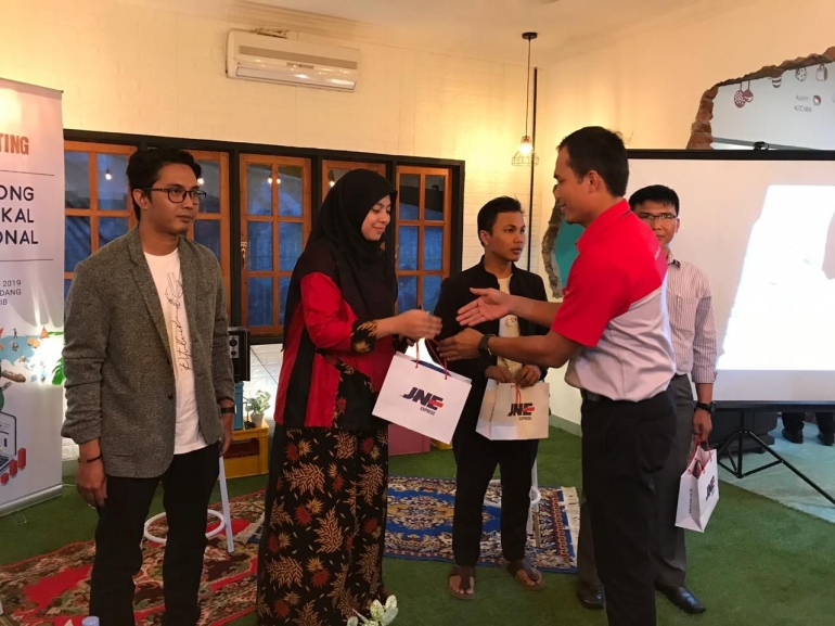 Yusran, Branch Manager JNE Padang tampak memberikan kenang-kenangan pada perwakilan Kompasianer. dokpri