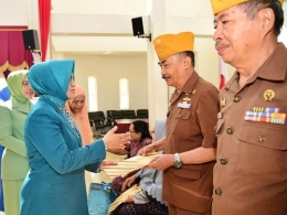 Liestiaty F Nurdin serahkan piagam penghargaan kepada veteran (09/08/19)./dokpri