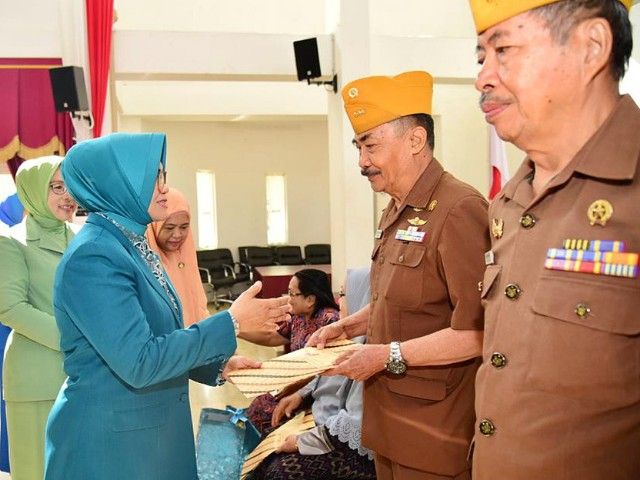 Liestiaty F Nurdin serahkan piagam penghargaan kepada veteran (09/08/19)./dokpri