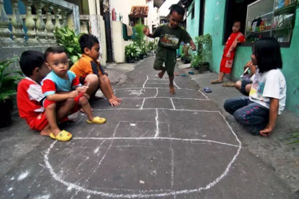 Permainan tradisional yang penuh kenangan | Sumber gambar : https://porosbumi.com