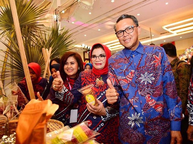 Ketua Dekranasda SulSel dan Gubernur SulSel (mengenakan kacamata) meninjau stand pameran di Hotel Claro Makassar (06/08/19).