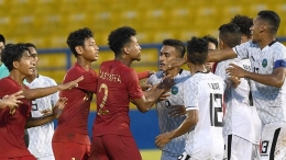 Sejumlah Pesepakbola Indonesia saling dorong dengan sejumlah pesepakbola Timor Leste Da Silva Moreira saat terjadi keributan pada pertandingan penyisihan grup A Piala AFF U-18 2019 di Stadion Binh Duong di Provinsi Binh Duong, Vietnam, Kamis, 8 Agustus 2019. ANTARA/Yusran Uccang