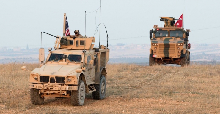 Source : thedefensepost.com. Pasukan AS dan Turki melaksanakan patroli bersama dekat Manbij, Suriah pada 8 Nopember 2018 lalu. Image: US Army/Spc. Zoe Garbarino