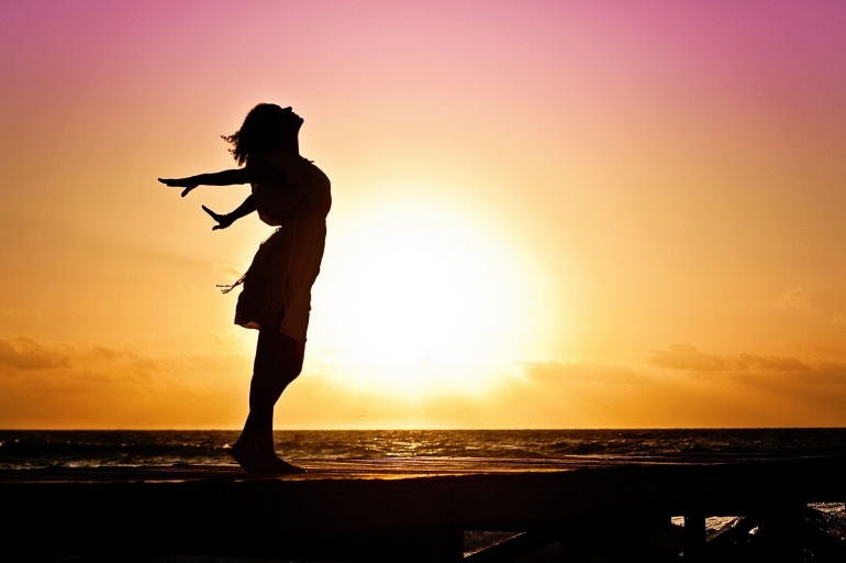 woman happiness sunrise-sumber : pixabay.com