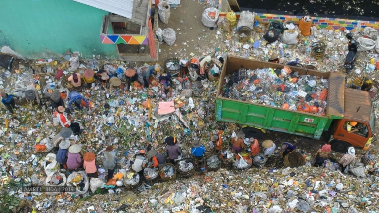 Aktivitas pemulung sampah di salah satu sudut TPA Pakusari | Dokumentasi Amir El Huda, 2019