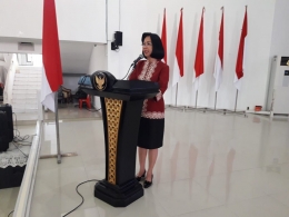 Rektor Unsrat, Prof Dr Ir Ellen Joan Kumaat, MSc DEA memberikan sambutan penerimaan kembali mahasiswa KKT 121 dari bupati Bolmong (sumber:Rosijainah Arbie)