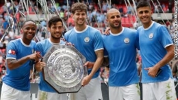 Manchester City mengangkat trofi Community Shield (edition.cnn.com)