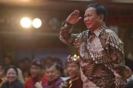 Ketua Umum Partai Gerindra Prabowo Subianto memberi hormat kepada Ketua Umum DPP PDIP Megawati Soekarnoputri saat hadir pada pembukaan Kongres V PDIP (ANTARA FOTO/Nyoman Budhiana)