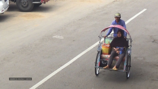 Patut ditiru ! Berbelanja dengan membawa wadah sendiri. Lokasi: Pasar Tanjung, Jember | Dokumentasi Amir El Huda