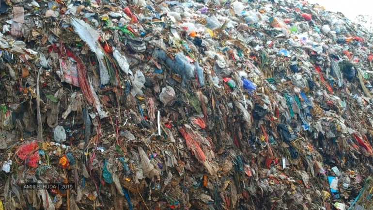 Sampah plastik susah diurai oleh tanah | Dokumentasi Amir El Huda, 2019