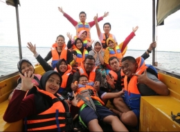 Foto : Moment Kebersamaan Tim Nusantara Sehat dengan seluruh staff Puskesmas Sapala (dokpri)