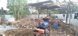 Tumpukan sampah organik yang sedang diproses sampai busuk dan akan diolah menjadi pupuk kompos. Foto: dok. pribadi
