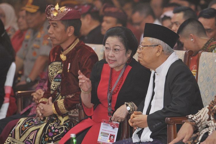 Ketua Umum DPP PDIP Megawati Soekarnoputri (kedua kanan) bersama Presiden Joko Widodo (kiri) berbincang dengan Wakil Presiden terpilih Maruf Amin (kanan) pada pembukaan Kongres V PDIP di Sanur, Bali, Kamis (8/8/2019). Kongres V PDIP yang berlangsung 8-11 Agustus 2019 tersebut dihadiri sekitar 2.170 peserta dari 514 Dewan Pimpinan Cabang (DPC), 34 Dewan Pimpinan Daerah (DPD), para pengamat dan sejumlah pimpinan partai politik (ANTARA FOTO/ Nyoman Budhiana) | KOMPAS.com