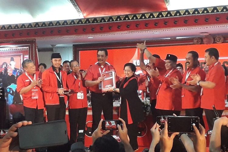 Ketua Umum PDI-P Megawati Soekarnoputri menerima hasil Kongres V PDI-P di Sanur, Bali, Sabtu (10/8/2019)-KOMPAS.com/Ardito Ramadhan D