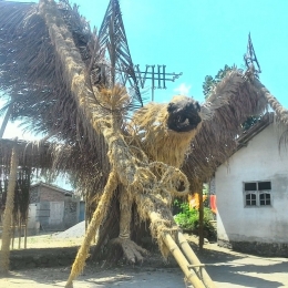 Bekas Panggung gelaran budaya lima gunung di tutup Ngisor Patung Garuda yang terbuat dari Blarak, Bambu, Subut kelapa dan daun salak melambangkan 5 gunung di Magelang (foto oleh Joko Dwiatmoko)