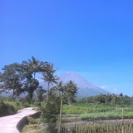 Merapi dan langit biru nan elok (foto oleh joko Dwiatmoko)