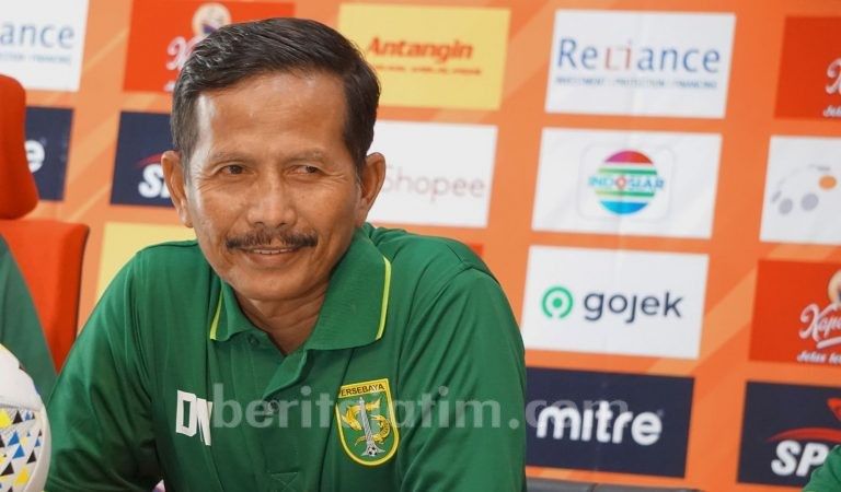 Djajang Nurjaman di suatu konferensi pers sebagai pelatih klub kebanggaan Surabaya. (Beritajatim.com)