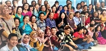 ket.foto: Bersama keluarga besar dalam acara makan bersama di Rumah Makan Bernama di Padang.Kemesraan ini,janganlah cepat berlalu./dok.pri