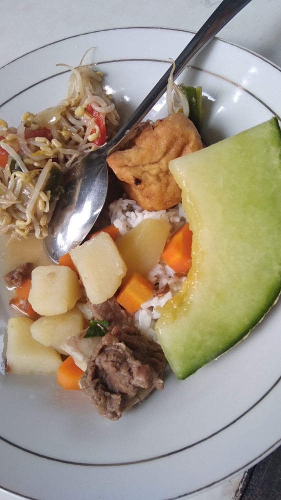 Wortel, tauge, daging, kentang, nasi dan melon. Variasi menu makan siang di sekolah.