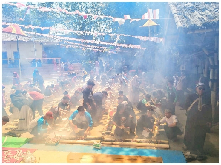 Pembakaran Sate sepanjang 100 Meter meriahkan Idul Adha di Ponpes Dzikir Al-Fath Kota Sukabumi, 11 Agustus 2019. Sumber : Dok. Pribadi