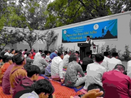 Ustadz Irfan menyampaikan khutbah Ied. (Arief/KBRI)