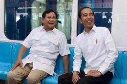 Jokowi dan Prabowo bertemu di MRT (sumber foto : https://news.okezone.com/read/2019/07/14/605/2078660/mengulik-makna-lokasi-pertemuan-prabowo-dan-jokowi-di-mrt)