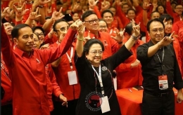 Presiden Joko Widodo, Ketua Umum PDI-P Megawati Soekarnoputri, dan Panitia Pengarah Rakernas PDI-P Prananda Prabowo (kiri ke kanan) bersama para kader PDI-P lainnya mengacungkan simbol metal dengan ketiga jarinya seusai pembukaan Rakernas III PDI-P di Sanur, Bali, Jumat (23/2/2018). Dalam rakernas tersebut telah diputuskan untuk mencalonkan kembali Joko Widodo sebagai calon presiden 2019-2024 I Sumber Gambar : Kompas.com