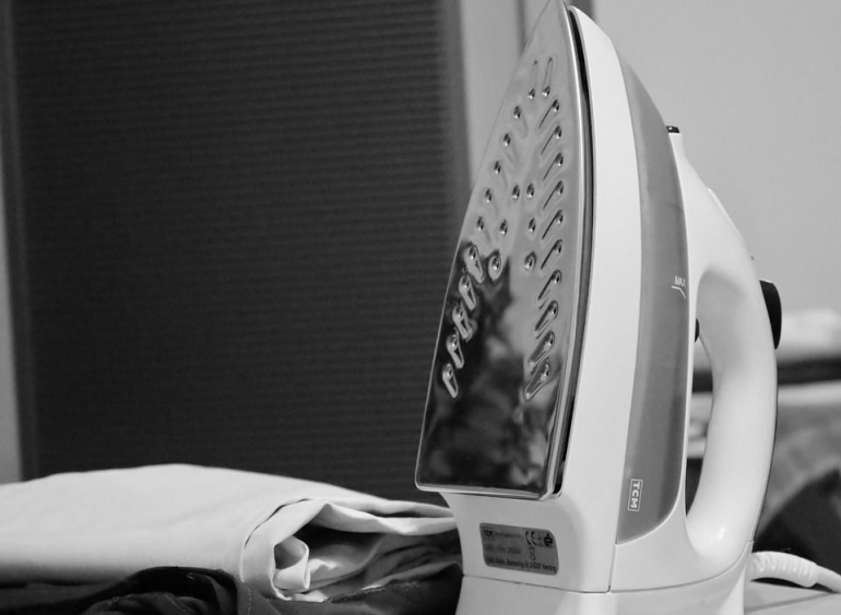 Menyetrika itu pekerjaan rumah paling tidak enak. Alhasil usaha laundry pun laris manis (dok. pixabay)