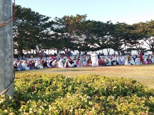Shaf jama'ah wanita pada Shalat Eid di Pantai Seruni Bantaeng.
