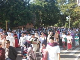 Warga Bantaeng memadati jalan dari dan menuju lokasi Shalat Eid di Pantai Seruni Bantaeng (11/08/19).