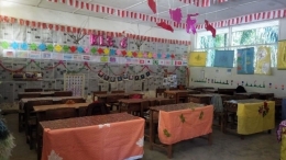 Kondisi ruangan kelas di SD Gunung Pamela Sipispis, Sei Rampah. Ruangan dihiasai sehingga tampak semarak dan memikat. Foto: Dedy Hutajulu