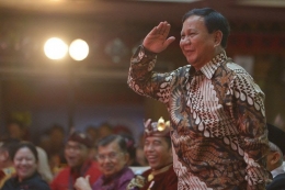 Ketua Umum Partai Gerindra Prabowo Subianto memberi hormat kepada Ketua Umum DPP PDIP Megawati Soekarnoputri saat hadir pada pembukaan Kongres V PDIP 