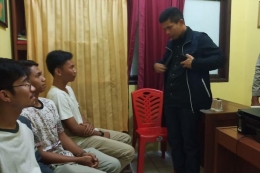 Kapolres Inhu AKBP Dasmin Ginting menginterogasi empat pemuda yang diduga kencingi bendera yang viral di media sosial, Jumat (9/8/2019). Dok. Polres Inhu (IDON)