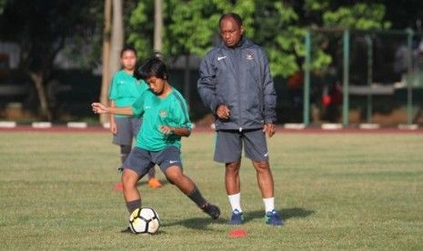 Rully Nere tetap dipercaya menjadi pelatih timnas putri/wanita Indonesia. (Republika.co.id/PSSI.org)
