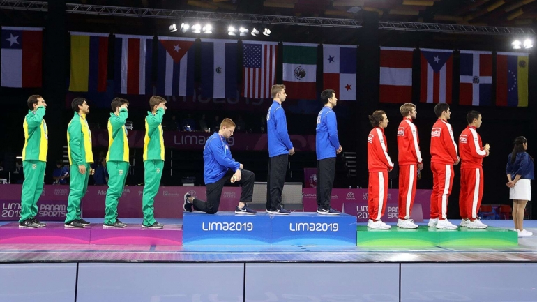 Race Imboden (AS), berlutut saat seremoni pengalungan medali cabang anggar di Pan American Games (sumber: foxnews.com)