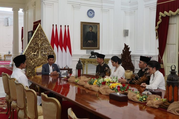 Suasana silaturahim Agus Harimurti Yudhoyono dan Edhie Baskoro Yudhoyono bersama istri masing-masing dengan Presiden Joko Widodo di Istana Merdeka Jakarta, Rabu (5/6/2019) | (KOMPAS.com/FABIANUS JANUARIUS KUWADO)