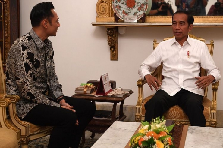 Presiden Joko Widodo (kanan) menerima kunjungan Komandan Komando Satuan Tugas Bersama (Kogasma) Partai Demokrat Agus Harimurti Yudhoyono (AHY) di Istana Negara, Jakarta, Kamis (2/5/2019). ANTARA FOTO/Wahyu Putro A/WSJ | Sumber Gambar: KOMPAS.com