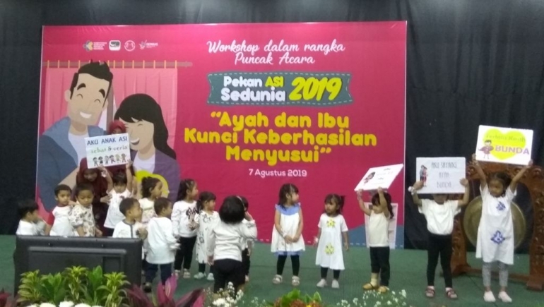 Siapa yang tidak menginginkan anak yang sehat dan cerdas. Kunci keberhasilan menyusui ada pada ayah dan ibu (dok.windhu)