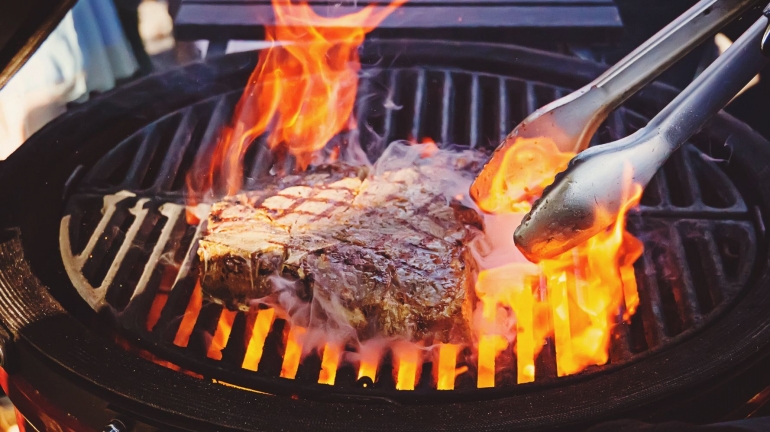 Panasnya suhu pemasakan daging menimbukan efek samping yaitu zat kimia penyebab kanker (huffpost.com)