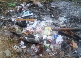 Sampah-sampah disudut sebuah sekolah (dokpri)