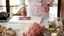 Tambahkan sejumlah bumbu dan rempah ini agar daging tetap lezat sekaligus sehat (Shutterstock.com)