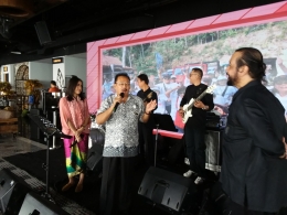 Wiratno, dosen Usakti Jakarta tengah membawakan lagu berirama Keroncong saat HUT FH'20 Usakti. Foto | Dokpri