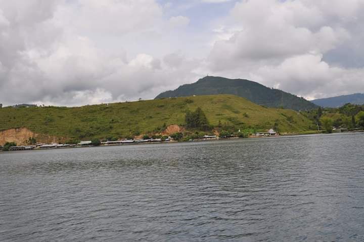 Foto: Maraknya bangunan dipinggiran (sempadan) Danau Toba Kab.Toba Samosir