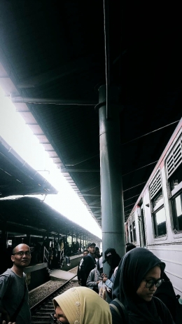 Kondisi penumpang kereta Prambanan Ekspres saat antri masuk di Stasiun Balapan, Surakarta, Sabtu (15/12/2018).(Sumber: Sabila Khadijah)