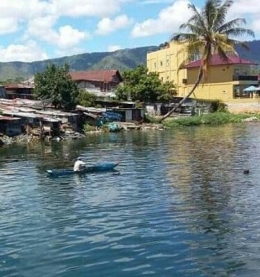 Foto: rumah warga dan bangunan permanen bertingkat dipinggiran Danau Toba