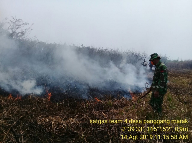 Pemadaman Kebakaran Lahan oleh Satgas Karhutla Kodim Barabai dibantu masyarakat | Sumber Penerangan Kodim 1002/Barabai