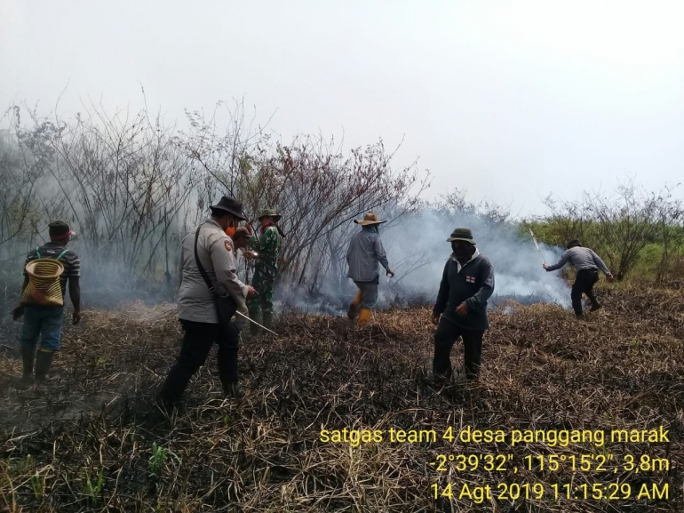Pemadaman Kebakaran Lahan oleh Satgas Karhutla Kodim Barabai dibantu masyarakat | Sumber Penerangan Kodim 1002/Barabai