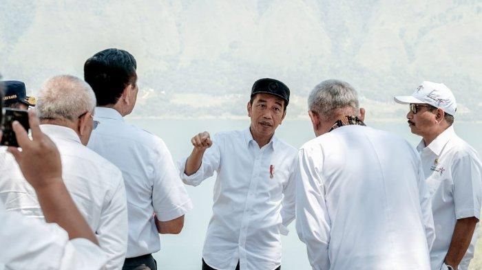 Foto: Presiden RI, Joko Widodo bersama para menteri dalam kunjungannya mengenai Destinasi Wisata Danau Toba.