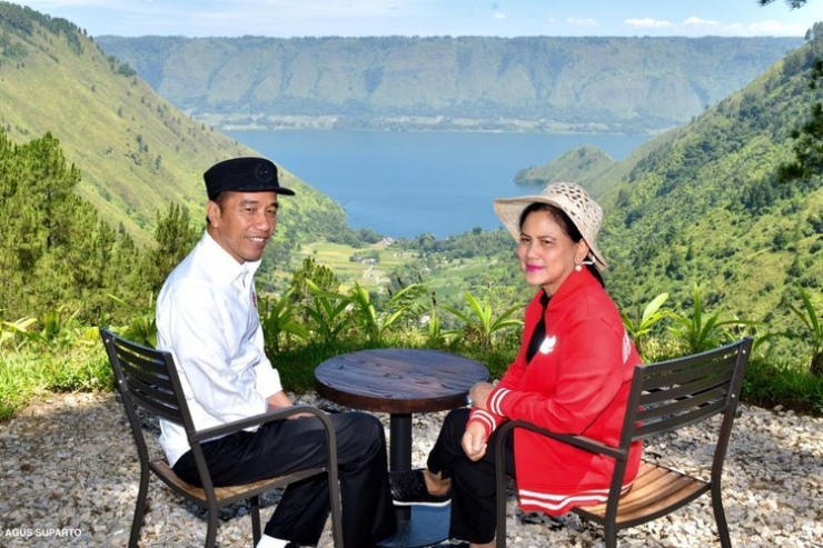 Presiden Jokowi dan Ibu Negara Iriana menikmati pemandangan alam Desa Sigapiton di The Kaldera Toba Nomadic Escape pada 30 Juli 2019 (Foto: kompas.com/agus supartono)