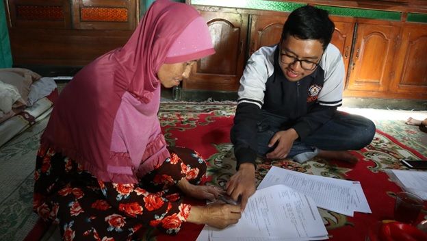 Koordinator KKN Desa Kedungringin, Yusra Faisal Hamid mendampingi pelaku UMKM untuk pengisian formulir perizinan PIRT-Dokpri